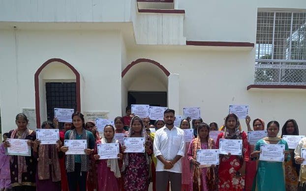 Participants holding certificates at the close of a digital literacy course